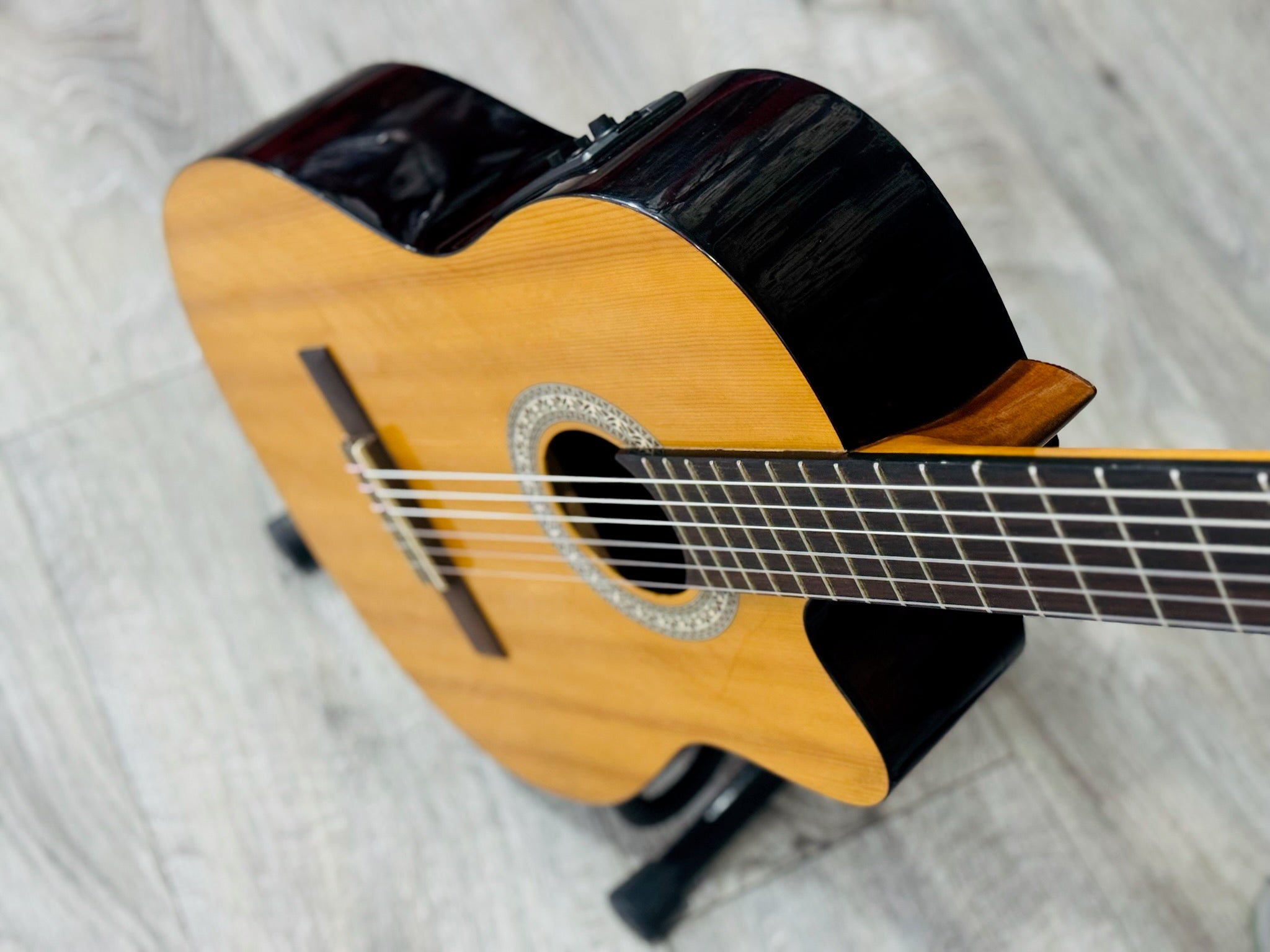 Guitarra Admira Sara EC con Funda