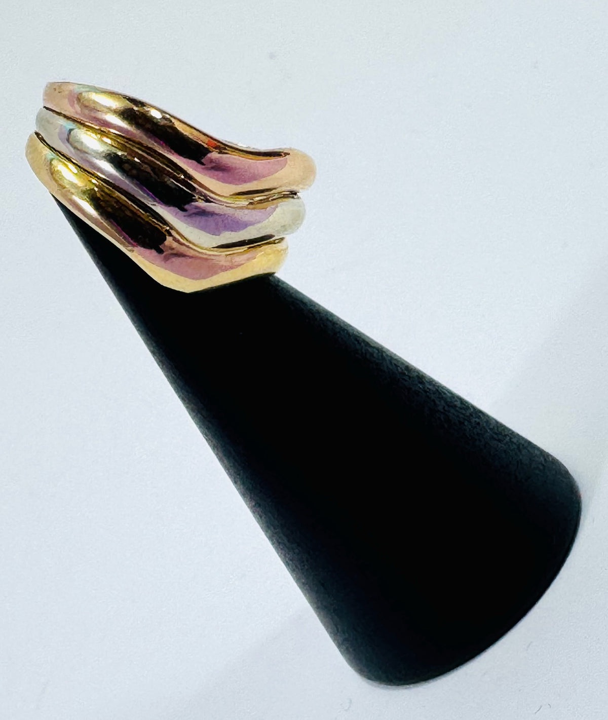 Anillo Ondulado de Tres Bandas en Oro Tricolor 18k