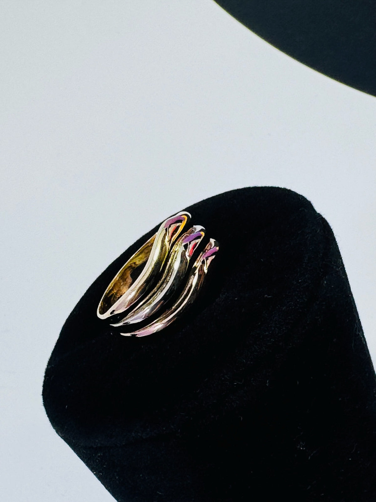 Anillo Ondulado de Tres Bandas en Oro Tricolor 18k