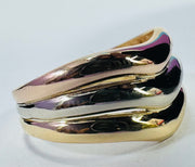 Anillo Ondulado de Tres Bandas en Oro Tricolor 18k